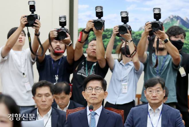 취재 열기 김문수 고용노동부 장관 후보자가 26일 국회 환경노동위원회에서 열린 인사청문회에서 안호영 위원장의 발언을 듣고 있다. 박민규 선임기자