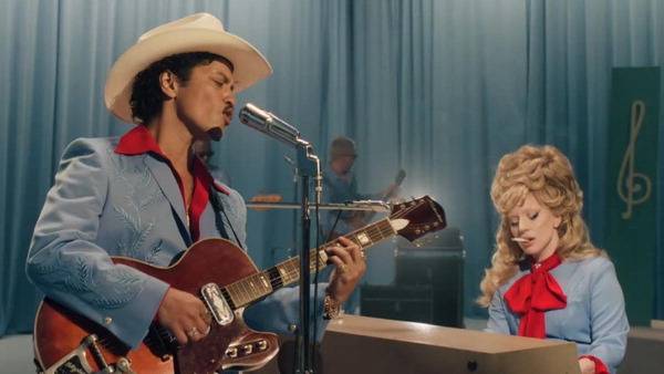 브루노 마스와 레이디 가가의 세기의 콜라보레이션 싱글 ‘다이 위드 어 스마일(Die With A Smile)’의 뮤직비디오 장면.