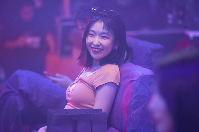 Yoon Ga-i portrays a Seoulite from the '90s during a comedy skit in "SNL Korea." (Coupang Play)