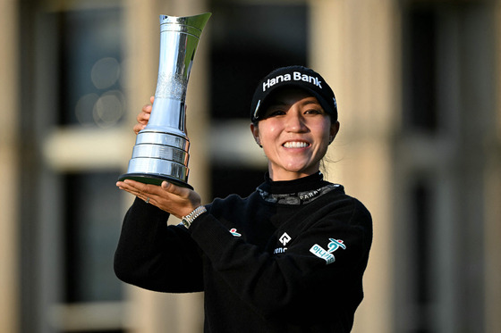 New Zeland's Lydia Ko poses with the trophy after winning the Women's British Open on the Old Course at St Andrews in St Andrews, Scotland Sunday.  [AFP/YONHAP]