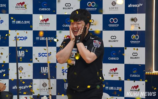 25일 서울 송파구 잠실 비타500 콜로세움에서 열린 ‘2024 월드 3쿠션 서바이벌’ 결승에서 조명우가 우승을 확정하고 기뻐하고 있다. 사진=유희태 기자