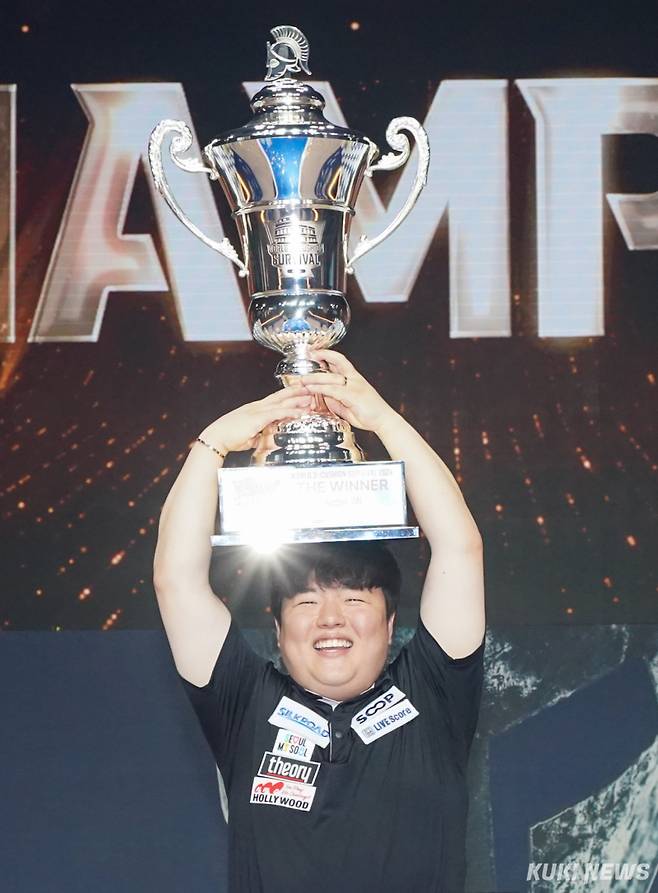 25일 서울 송파구 잠실 비타500 콜로세움에서 열린 ‘2024 월드 3쿠션 서바이벌’에서 우승한 조명우 선수가 우승 트로피를 들어올리고 있다. 사진=유희태 기자