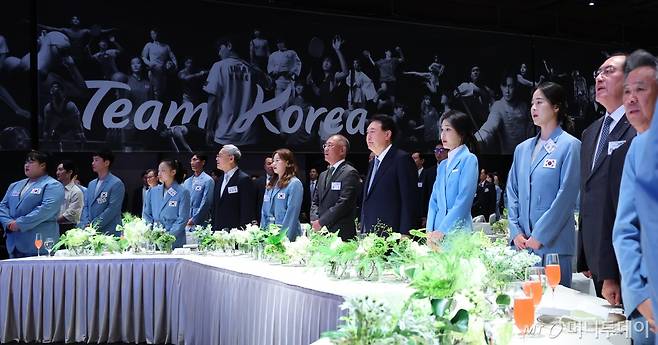 [서울=뉴시스] 최진석 기자 = 윤석열 대통령과 부인 김건희 여사, 대한양궁협회장인 정의선 현대자동차그룹 회장 등이 22일 서울 한 호텔에서 열린 2024 파리올림픽 선수단 격려 행사에서 애국가 제창을 하고 있다. 오른쪽부터 이기흥 대한체육회장, 1984년 LA올림픽 유도 금메달리스트 하형주, 태권도 오혜리 코치, 김 여사, 윤 대통령, 정의선 회장, 핸드볼 송지영 선수, 유인촌 문화체육관광부 장관, 스포츠클라이밍 서채현 선수, 한순철 복싱 코치, 역도 박혜정 선수.  2024.08.22. myjs@newsis.com /사진=최진석