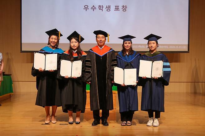 [부산=뉴시스] 23일 동아대 부민캠퍼스 다우홀에서 '대학원 2023학년도 후기 석·박사 학위수여식'이 진행되고 있다. (사진=동아대 제공) 2024.08.23. photo@newsis.com *재판매 및 DB 금지