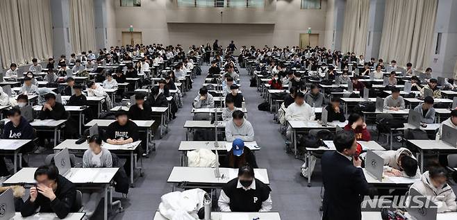 [서울=뉴시스] 지난해 11월19일 오전 서울 한 대학에서 수험생들이 논술고사를 준비하고 있다. (사진=뉴시스DB). 2024.08.26. hwang@newsis.com