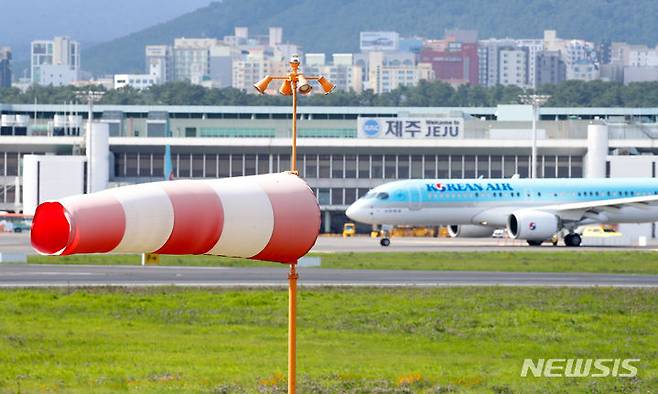 [제주=뉴시스] 기사와 상관 없는 제주국제공항 활주로 자료 사진(사진=뉴시스DB).