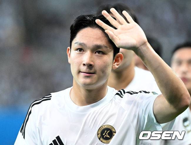 [OSEN=서울월드컵경기장, 이대선 기자] 31일 오후 서울월드컵경기장에서 쿠팡플레이 시리즈 토트넘 VS 팀 K리그 경기가 열렸다.토트넘은 지난 2022년 손흥민과 함께 방한해 팀 K리그, 세비야와 친선경기를 진행했다. 이번에는 팀 K리그에 이어 김민재가 뛰고 있는&nbsp;바이에른 뮌헨과 맞붙는다.경기에 앞서 훈련 중인 양민혁이 관중석을 향해 인사를 하고 있다. 2024.07.31 /sunday@osen.co.kr