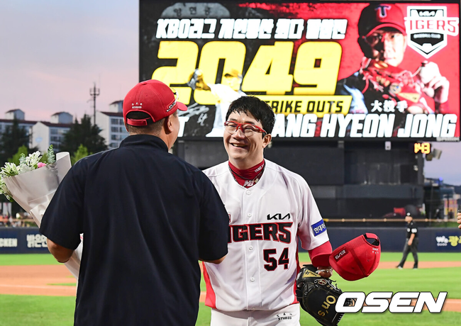 [OSEN=광주, 이석우 기자] 8월 21일 광주-기아 챔피언스필드에서 2024 신한 SOL 뱅크 KBO 리그 KIA 타이거즈와 롯데 자이언츠의 경기가 열렸다.홈팀 KIA는 양현종이 선발 출전하고 방문팀 롯데는 박세웅이 선발 출전했다.KIA 타이거즈 선발투수 양현종이 3회초 2사 1루 롯데 자이언츠 윤동희를 삼진으로 잡고 KBO 통산 최다탈삼진 신기록(2049개)을 세우고 이범호 감독과 기쁨을 나누고 있다. 2024.08.21 / foto0307@osen.co.kr