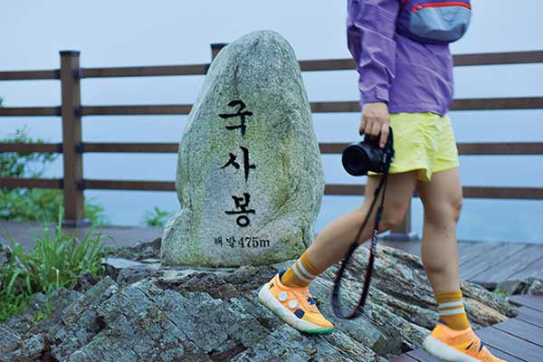 국사봉(475m) 정상에 도착했다. 어느덧 날이 환히 밝았다. 정상 일대가 아주 넓어 화창한 날에는 간식을 먹기에도 좋아보였다.