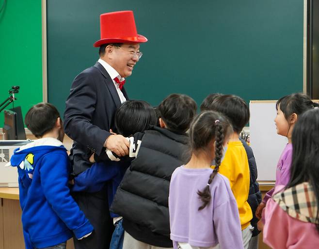 하윤수 부산교육감이&nbsp;3월12일 광안초등학교에서 늘봄학교 재능기부를 하고 있다. ⓒ부산교육청 제공