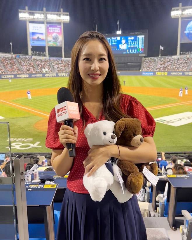 잠실 한화-두산전 리포팅에 앞서 포즈를 취한 김선신 아나운서. 본인 제공