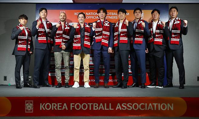 ▲ 홍명보 신임 축구대표팀 감독은 26일 오전 서울 종로구 축구회관에서 9월 A매치에 나설 엔트리를 발표했다. 이번 명단 발표 기자회견에 참석한 아로소 수석 코치는 "한국 대표팀 코칭스태프에 오게 돼서 기쁘고 영광이다. 팀이 가진 목표를 돕기 위해 이곳에 왔다"며 "유럽파 선수들뿐 아니라 K리그 선수들도 파악하면서 도움이 될 수 있도록 노력하겠다"라고 인사했다. ⓒ연합뉴스