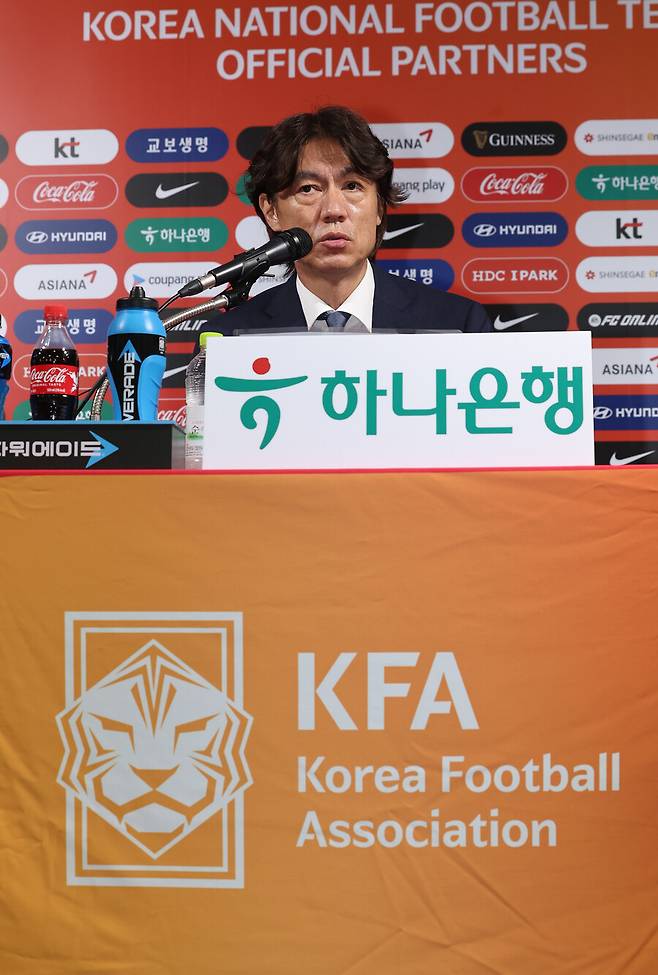 ▲ 홍명보 신임 축구대표팀 감독은 26일 오전 서울 종로구 축구회관에서 9월 A매치에 나설 엔트리를 발표했다. 이번 명단 발표 기자회견에 참석한 아로소 수석 코치는 "한국 대표팀 코칭스태프에 오게 돼서 기쁘고 영광이다. 팀이 가진 목표를 돕기 위해 이곳에 왔다"며 "유럽파 선수들뿐 아니라 K리그 선수들도 파악하면서 도움이 될 수 있도록 노력하겠다"라고 인사했다. ⓒ연합뉴스