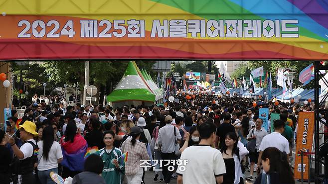 제25회 서울 퀴어문화축제가 열린 지난 6월 1일 서울 중구 을지로 일대에서 참여자들이 입장하고 있다. 정효진 기자