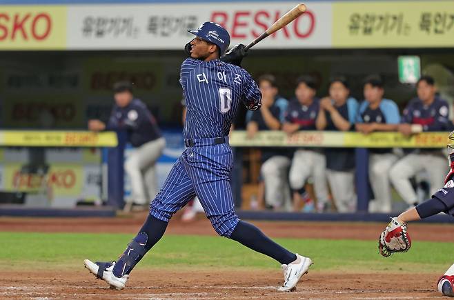 삼성 라이온즈 외국인 타자 르윈 디아즈가 25일 대구 삼성 라이온즈파크에서 열린 2024 신한 SOL Bank KBO리그 롯데 자이언츠와의 팀 간 14차전에서 4번 지명타자로 선발출전 4타수 1안타 1홈런 3타점 2득점 1볼넷을 기록하며 팀 승리에 힘을 보탰다. 사진 삼성 라이온즈