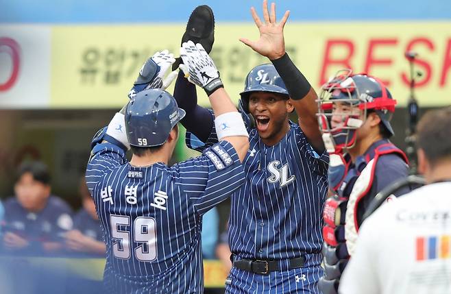 삼성 라이온즈 외국인 타자 르윈 디아즈가 25일 대구 삼성 라이온즈파크에서 열린 2024 신한 SOL Bank KBO리그 롯데 자이언츠와의 팀 간 14차전에서 4번 지명타자로 선발출전 4타수 1안타 1홈런 3타점 2득점 1볼넷을 기록하며 팀 승리에 힘을 보탰다. 사진 삼성 라이온즈