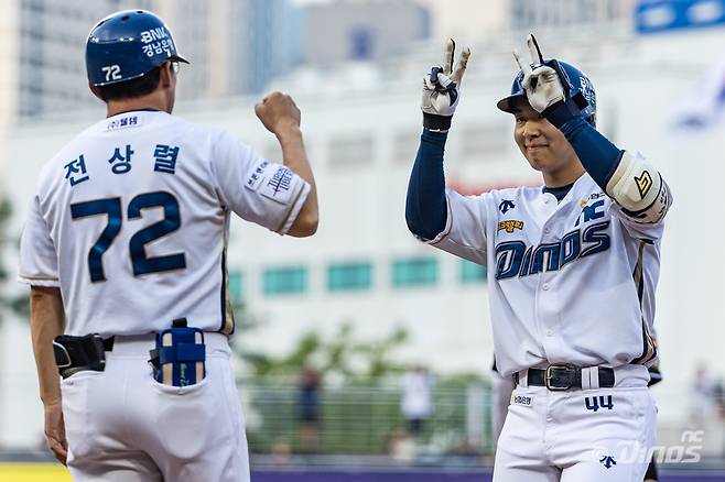 NC 내야수 김휘집(오른쪽)은 25일 창원 NC파크에서 열린 '2024 신한 SOL Bank KBO 리그' KIA와 주말 3연전 마지막 경기에서 5번타자 1루수로 선발 출전했다. 3회말 역전 3점 홈런을 쳐 공격에 활력을 불어넣었다. NC 다이노스