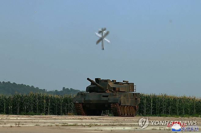 북한 '자폭 무인기' 성능시험 공개…김정은 현지지도 (평양 조선중앙통신=연합뉴스) 김정은 북한 국무위원장이 지난 24일 국방과학원 무인기연구소를 찾아 최근 개발한 무인기들의 타격시험을 현지지도했다고 조선중앙통신이 26일 보도했다. 2024.8.26 
    [국내에서만 사용가능. 재배포 금지. For Use Only in the Republic of Korea. No Redistribution] nkphoto@yna.co.kr