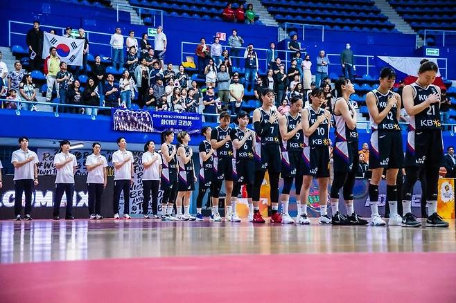 경기 전 국민의례를 하는 한국 대표팀 선수들과 교민 응원단. [FIBA 제공. 재판매 및 DB 금지]