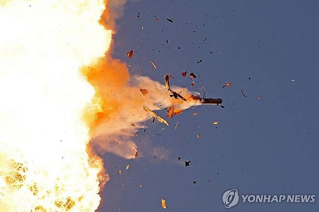 레바논 무장 정파 헤즈볼라의 무인기가 이스라엘군 전투기에 의해 격추되는 모습 [AFP 연합뉴스. 재판매 및 DB 금지]