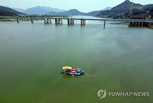 낙동강 창녕함안보 인근 녹조제거선 [연합뉴스 자료사진]