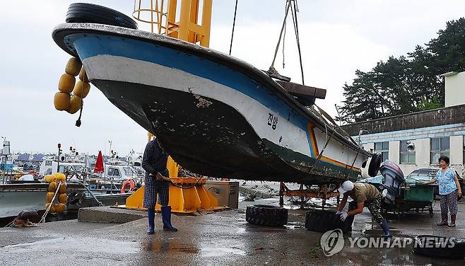 태풍 북상 어선 대피 [연합뉴스 자료사진]