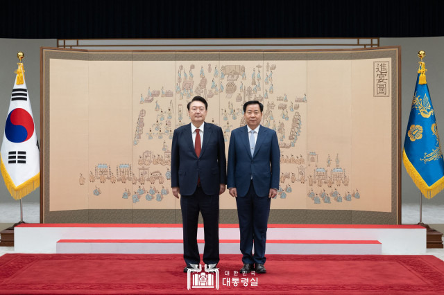 지난 8월 2일 윤석열 대통령이 용산 대통령 집무실에서 신임 주호주 대사인 심승섭 대사에게 신임장을 수여했다./사진=대통령실 제공.