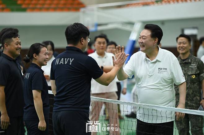 윤석열 대통령이 지난 7일 휴가기간 진해 해군기지를 찾아 해군 및 해병대 장병들을 격려하고 있다. (사진=대통령실)