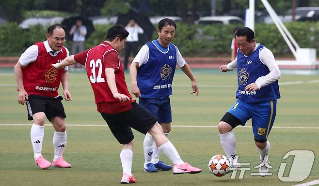 26일 오후 서울 여의도 국회운동장에서 제22대 국회 개원 기념 여야 국회의원 축구대회에 진종오 국민의힘 의원 등 여야 의원들이 볼다툼을 하고 있다. 2024.8.26/뉴스1 ⓒ News1 김민지 기자