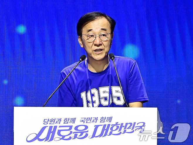 김윤덕 더불어민주당 사무총장이 지난 18일 오후 서울 송파구 올림픽공원 KSPO돔에서 열린 제1차 정기전국당원대회에서 전국대의원회의 경과보고를 하고 있다.(공동취재)2024.8.18/뉴스1 ⓒ News1 김민지 기자