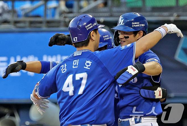 14일 오후 서울 송파구 잠실야구장에서 열린 프로야구 ' 2024 신한은행 SOL뱅크 KBO리그' 삼성 라이온즈와 두산 베어스의 경기, 7회초 삼성 공격 2사 1,2루 상황에서 강민호가 역전 3점 홈런을 친 뒤 선행주자 이재현, 구자욱과 기뻐하고 있다. 2024.7.14/뉴스1 ⓒ News1 장수영 기자