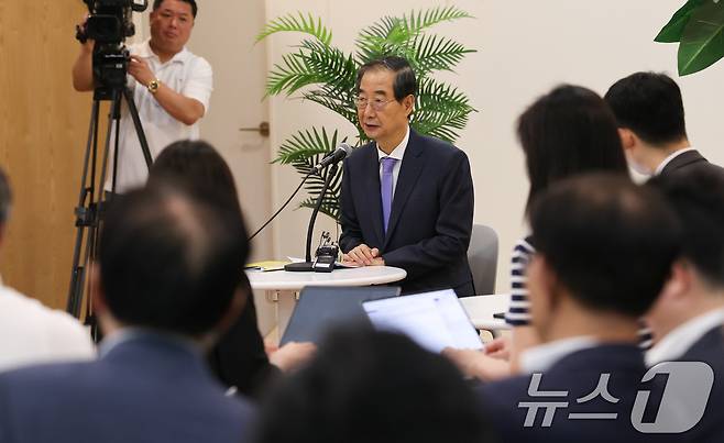 한덕수 국무총리가 6일 서울 종로구 정부서울청사 별관에서 열린 출입기자단 백브리핑에서 인사말을 하고 있다. 2024.8.6/뉴스1 ⓒ News1 허경 기자