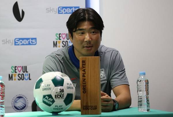 2024 서울 Earth On Us컵 U19-국제청소년대회(이하 서울 EOU컵)가 개막한다. 27일 서울 목동운동장에서 공식 기자회견에 참석한 각팀 감독들. 사진┃한국스포츠에이전트협회