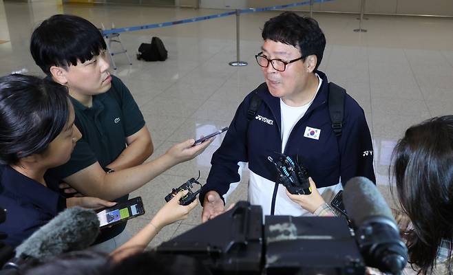 영종도=연합뉴스) 한상균 기자 = 7일 귀국한 김택규 대한배드민턴협회장이 인천공항에서 기자들의 질문에 답하고 있다. 파리올림픽에 동행한 김 회장은 선수단보다 먼저 돌아왔다. 2024.8.7     xyz@yna.co.kr<저작권자(c) 연합뉴스, 무단 전재-재배포, AI 학습 및 활용 금지>