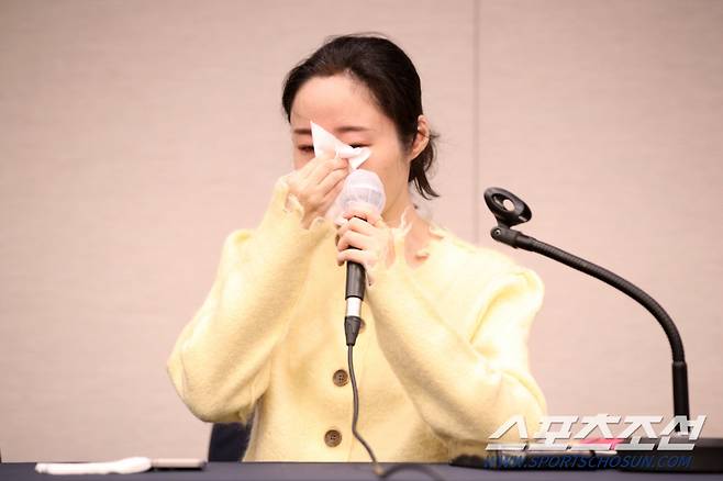 그룹 뉴진스의 소속사 어도어 민희진 대표가 31일 서울 프레스센터 매화홀에서 긴급 기자회견을 열었다. 질문에 답하며 눈물을 닦는 민희진 대표의 모습. 허상욱 기자wook@sportschosun.com/2024.05.31/