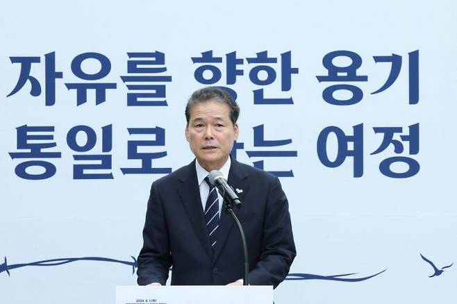 김영호 통일부 장관이 1일 오전 경기 파주시 오두산 통일전망대에서 열린 북한이탈주민의 날 기념비 제막식에서 기념사를 하고 있다. [이미지출처=연합뉴스]