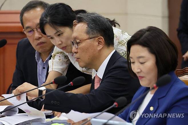 박민수 보건복지부 제2차관이 27일 밤 서울 여의도 국회에서 여야 쟁점법안인 간호법안 심사를 위해 열린 국회 보건복지위원회 1소위원회의에서 자료를 검토하고 있다.(사진출처=연합뉴스)