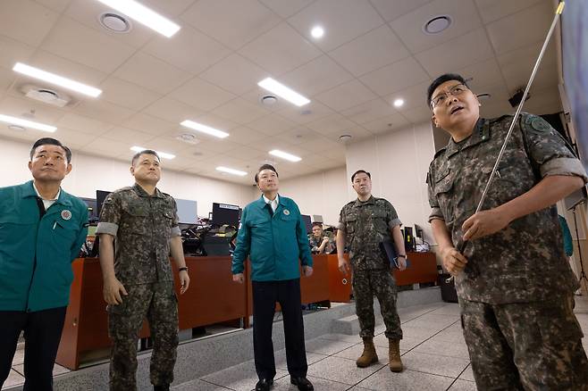 윤석열 대통령이 지난 21일 경기 용인시 지상작전사령부를 방문해 대(對)화력전 수행 체계에 대해 보고받고 있다. 대화력전은 장사정포를 비롯한 북한의 대남 공격 무기를 무력화하는 작전이다. 왼쪽부터 신원식 국가안보실장, 손식 지상작전사령관, 윤 대통령, 최병옥 국가안보실 국가안보비서관, 권대원 대화력전수행본부장. /대통령실