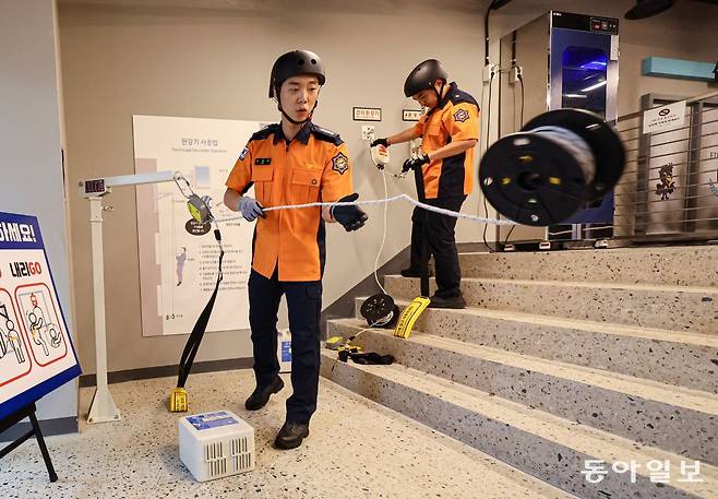 ‘던지고’ 27일 오후 경기 오산시 경기도국민안전체험관에서 소방관이 완강기의 줄을 밖으로 던지고 있다. 오산=이한결 기자 always@donga.com