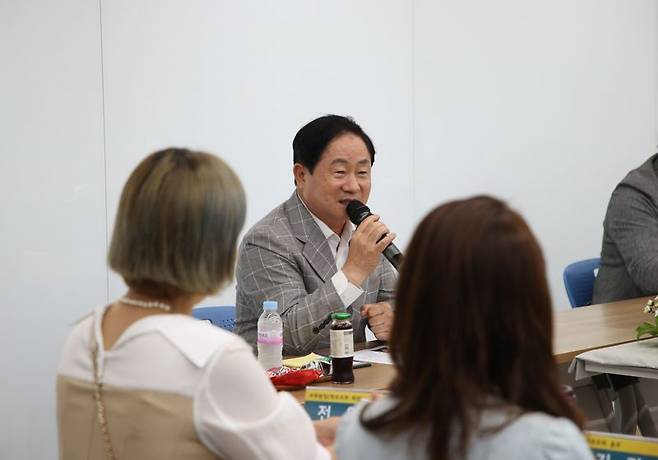 주광덕 남양주시장이 지난 26일 방문한 덕소고등학교에서 교육가족들이 제시한 건의사항을 청취한 뒤 의견을 나누고 있다. /남양주시 제공