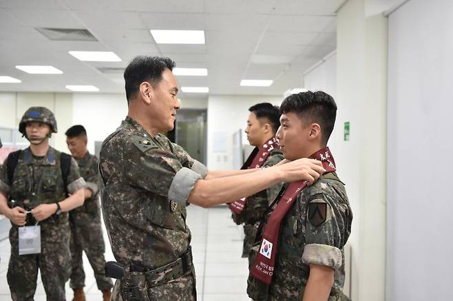 김명수 합동참모본부 의장이 27일 '24 UFS 연습에 참가 중인 육군 수도군단사령부를 방문해 근무 유공 장병에게 기념 머플러를 수여하고 있다. 사진=합동참모본부 제공