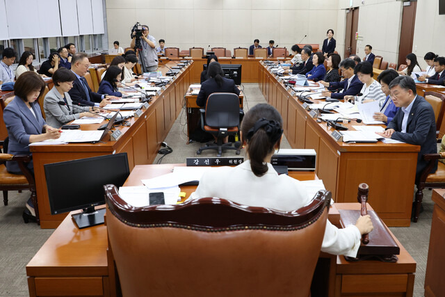 27일 오후 서울 여의도 국회에서 여야 쟁점법안인 간호법안 심사를 위한 보건복지위원회 1소위원회의가 개회되고 있다. 연합뉴스