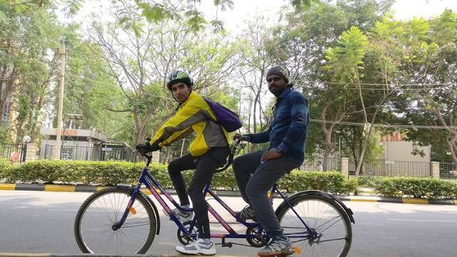 브라더스 포의 '일곱 송이 수선화(seven daffodils)'처럼, 2인승 자전거(tandem bicycle)는 가난한 연인의 로맨스를 상징하기도 한다. 위키피디아