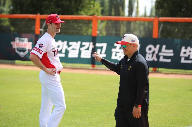 외국인 투수 제임스 네일과 박창민 KIA 총괄 트레이너. KIA 제공