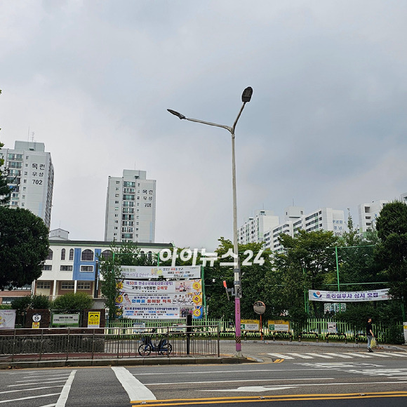 범계중학교 너머로 목련마을과 무궁화마을 아파트 단지가 보인다. 2024.08.26 [사진=이효정 ]