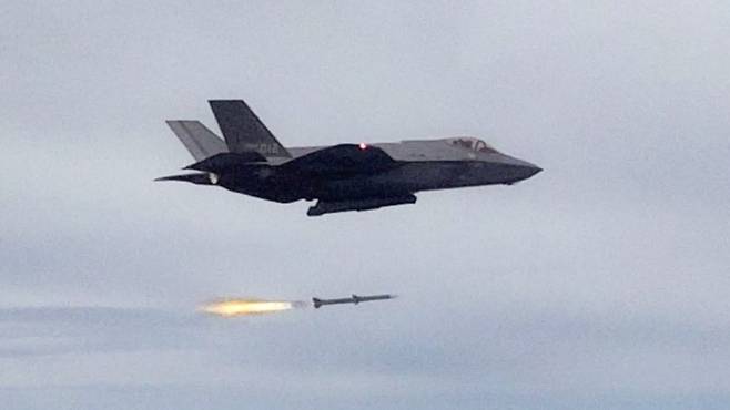 공군 F-35A 전투기가 훈련용 표적을 향해 AIM-120C 공대공 미사일을 발사하고 있다. 사진 공군