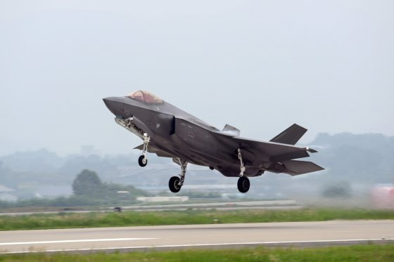 공군 F-35A 전투기가 지난 26일 공대공 실사격 훈련을 위해 힘차게 이륙하고 있다.공군