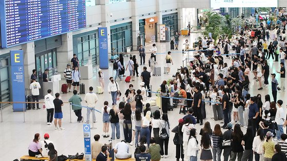 광복절 징검다리 연휴 마지막 날인 18일 인천국제공항 입국장이 여행객으로 붐비고 있다. 뉴스1