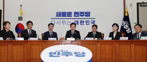 이재명 더불어민주당 대표가 19일 오전 국회에서 전당대회 후 첫 최고위 회의를 주재하고 있다. 왼쪽부터 이언주, 한준호, 김민석 최고위원, 이 대표, 박찬대 원내대표, 전현희, 김병주 최고위원. 전민규 기자