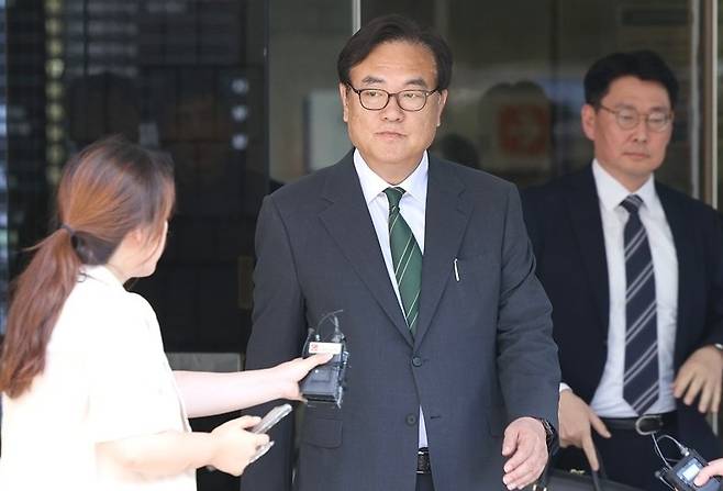 ▲ 고(故) 노무현 전 대통령의 명예를 훼손한 혐의로 1심에서 실형을 선고받은 정진석 대통령 비서실장이&nbsp;기자들의 질문을 받고 있다 [연합뉴스]&nbsp;